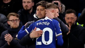 Mauricio Pochettino, entrenador del Chelsea, abraza a Cole Palmer tras sustituirlo en un partido.