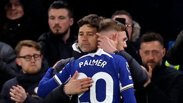 Mauricio Pochettino, entrenador del Chelsea, abraza a Cole Palmer tras sustituirlo en un partido.