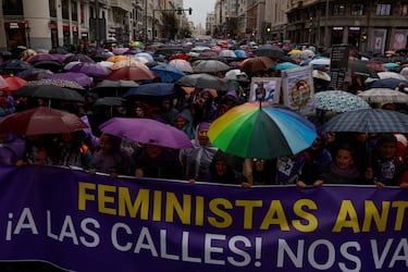 La lluvia fue protagonista durante la manifestación convocada por la Comisión 8M por el Día de la Mujer en Madrid. El lema este año fue ‘Feministas antirracistas, ¡a las calles! Nos va la vida en ello’