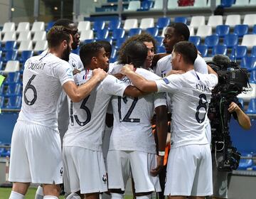 0-1. Jean-Philippe Mateta celebró el primer gol que marcó de pe