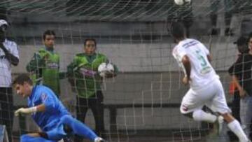 <b>IMPECABLE LANZAMIENTO. </b>Raúl Fernández siente, impotente, cómo Moutoauli le engaña con un lanzamiento a lo Panenka.