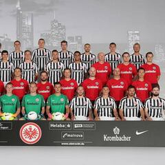 Marco Fabián se tomó la foto oficial con el Frankfurt