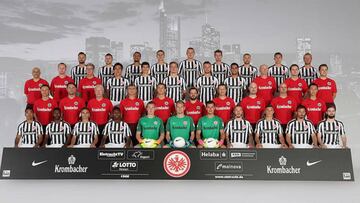 El futbolista mexicano apareció en la imagen oficial del equipo para la temporada 2016-2017.