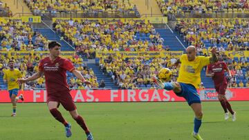 LAS PALMAS DE GRAN CANARIA (ESPAÑA), 13/01/2024.- El defensa del Villarreal Jorge Cuenca (i) disputa un balón ante el delantero de la UD Las Palmas Sandro Ramírez durante el partido correspondiente a la Jornada 20 de LaLiga que disputan este sábado ante el Villarreal en el Estadio de Gran Canaria. EFE/ Angel Medina G.