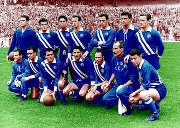 El equipo barcelonés fue fundado el 1 de agosto de 1934 y desapareció en 1970. Logró disputar la temporada 1956-57 en la máxima categoría del fútbol español. En la foto, el equipo que debutó en Primera ante el Real Madrid. 
 