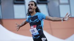 Mohamed Katir celebra su victoria en la prueba de 3.000 metros en la Diamond League de Gaateshead.
