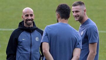 El espa&ntilde;ol Borja Valero y Skriniar conversan sobre el c&eacute;sped del Camp Nou