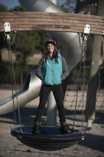 Queralt Castellet (Sabadell, 28 años) fue elegida mejor deportista femenina del año en los primeros Premios Nacionales de la Federación Española de Deportes de Invierno. La rider afrontará en PyeongChang sus cuartos Juegos, en los que quiere el podio. Fue plata mundial en 2015 en halfpipe.