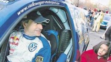 <b>CENTRO DE ATENCIÓN. </b>Carlos Sainz atrae a todos los aficionados, incluso a los más pequeños.