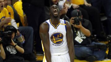MMD01. Oakland (United States), 16/04/2017.- Golden State Warriors forward Draymond Green (C) reacts after blocking a shot against the Portland Trail Blazers during the third quarter of game one of the NBA Western Conference playoffs at Oracle Arena in Oakland, California, USA, 16 April 2017. (Baloncesto, Estados Unidos) EFE/EPA/MONICA DAVEY