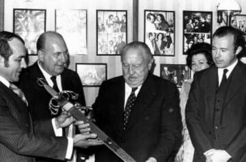 Santiago Bernabéu recibiendo un obsequio