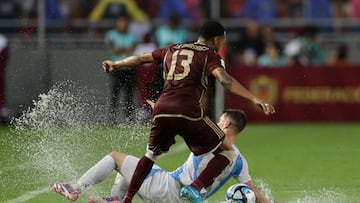 AMDEP8574. MATURÍN (VENEZUELA), 10/10/2024.- José Martínez (i) de Venezuela disputa un balón con Giovani Lo Celso de Argentina este jueves, en un partido de las eliminatorias sudamericanas para el Mundial de 2026 entre Venezuela y Argentina en el estadio Monumental de Maturín (Venezuela). EFE/ Ronald Peña R.