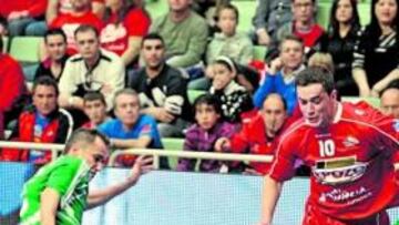 <b>OTRA BATALLA. </b>Mauricio encara a Marquinho y Ortiz en un partido de División de Honor.