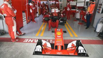 Mec&aacute;nicos de Ferrari trabajan en el coche de Sebastian Vettel durante el GP Rusia 2016.