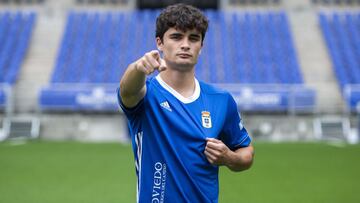 La camiseta del Oviedo
se vuelve más azul