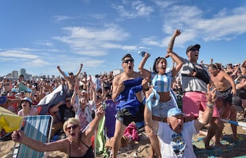 Miles de aficionados celebran en Mar del Plata el pase a la final del Mundial de Qatar 2022.