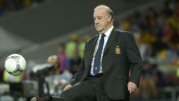 Spanish headcoach Vicente Del Bosque is seen dribbling the ball during the Euro 2012 football championships final match Spain vs Italy on July 1, 2012 at the Olympic Stadium in Kiev. AFP PHOTO / PIERRE-PHILIPPE MARCOU