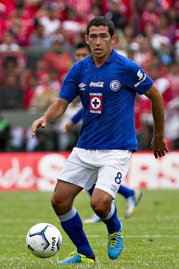 El canterano de Pumas llegó a Cruz Azul en 2011 y en el mediocampo del equipo logró la tan anhelada Copa MX del Clausura 2013 con La Máquina, título con el cual se rompieron 15 años sin campeonato oficial en La Noria.