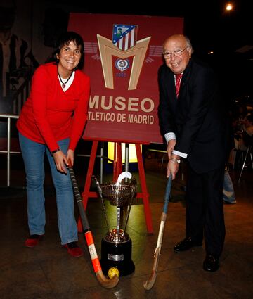 Albarracín con su hija durante un acto en el museo rojiblanco que recuerda al equipo histórico de hockey.