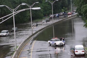 En septiembre de 1999, Floyd se acercó a la costa sudeste de Estados Unidos. Bordeó Bahamas, la costa oriental de Florida y la de Georgia, pero ya tocó tierra en Carolina del Sur y causó numerosos daños en su paso hacia el nordeste estadounidense. 77 personas murieron por los daños causados por Floyd.