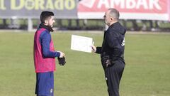 Papu habla con V&iacute;ctor en el entrenamiento del s&aacute;bado.