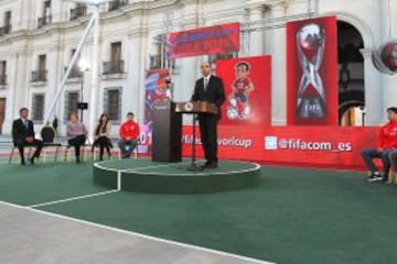 En La Moneda se realizó el lanzamiento del Trophy Tour del Mundial Sub 17. El trofeo recorrerá distintas ciudades de Chile.
