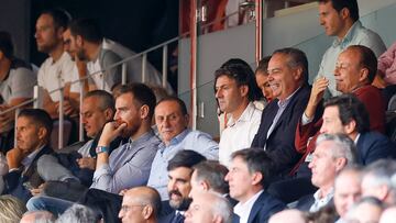 Santi Denia en el palco de Mestalla.