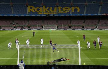 Braithwaite falla el penalti. 