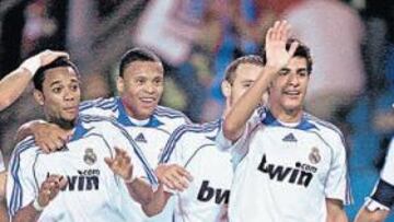 <b>ESTRENO DE ROBINHO. </b>El brasileño marcó, con un poco de suerte, su primer gol de la pretemporada, un tanto que mete al Madrid en la fi nal de hoy..