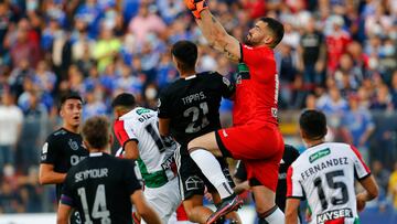 Futbol, Universidad de Chile vs Palestino
Fecha 10, campeonato Nacional 2022.
El jugador de Palestino Daniel Sappa, juega el balón contra Universidad de Chile durante el partido de primera division realizado en el estadio Santa Laura.
Santiago, Chile.
16/04/2022
Marcelo Hernandez/Photosport
Football, Universidad de Chile vs Palestino
10th turn, 2022 National Championship.
Palestino’s player Daniel Sappa play the ball against Universidad de Chile during the first division match at Santa Laura stadium.
Santiago, Chile.
16/04/2022
Marcelo Hernandez/Photosport
