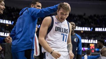 Luka Doncic celebra una canasta con Dallas Mavericks.