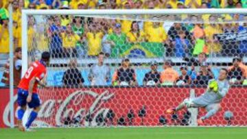 Julio César detiene el penalti lanzado por Pinilla.