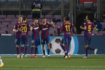 Los jugadores del Barcelona celebrando el gol 3-1 de Messi de penalti 