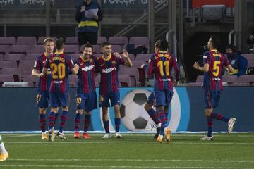 Los jugadores del Barcelona celebrando el gol 3-1 de Messi de penalti