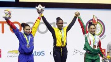 Lina Rivas levantó 215kg en la categoría 58kg; En Arranque logró 97kg y en Envión alzó 118kg, que le permitieron colgarse la medalla de oro.