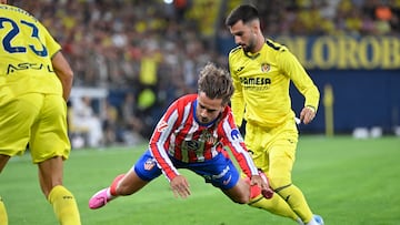 Atletico Madrid's French forward #07 Antoine Griezmann and Villarreal's Spanish midfielder #16 Alex Baena vie for the ball during the Spanish league football match between Villarreal CF and Club Atletico de Madrid at La Ceramica stadium in Vila-real on August 19, 2024. (Photo by JOSE JORDAN / AFP)