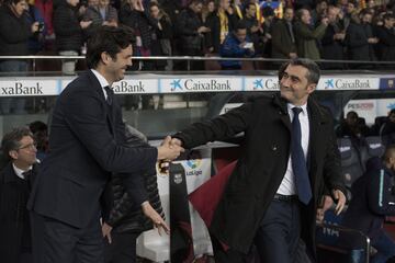 Saludo de los entrenadores Solari y Valverde 