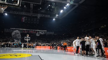 El Stark Arena, el pasado martes, antes del inicio del tercer partido con una imagen gigante de Obradovic.