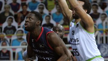 GRAF909. ANDORRA LA VELLA (ANDORRA), 06/05/2021.- El pívot sierraleonés del MoraBanc Andorra, Babatunde Olumuyiwa (i), trata de anotar ante la defensa de Kwan Cheatham (d), ala-pívot estadounidense del Fuenlabrada, durante el partido correspondiente a la trigésimo primera jornada de la Liga Endesa entre MoraBanc Andorra y Urbas Fuenlabrada, este jueves en el Poliesportiu d'Andorra, en Andorra la Vella. EFE/ Fernando Galindo