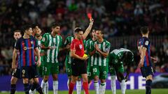 BARCELONA 29/04/2023.- El árbitro Del Cerro Grande saca tarjeta roja a Edgar González, del Betis, durante el partido de la jornada 32 de LaLiga Santander que enfrenta este sábado al FC Barcelona y al Real Betis en el Spotify Camp Nou de la Ciudad Condal. EFE/ Alejandro García
