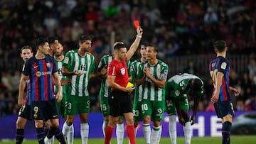 BARCELONA 29/04/2023.- El ¨¢rbitro Del Cerro Grande saca tarjeta roja a Edgar Gonz¨¢lez, del Betis, durante el partido de la jornada 32 de LaLiga Santander que enfrenta este s¨¢bado al FC Barcelona y al Real Betis en el Spotify Camp Nou de la Ciudad Condal. EFE/ Alejandro Garc¨ªa