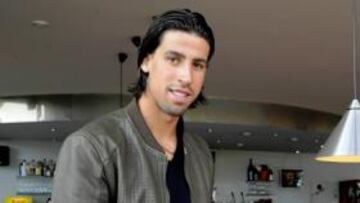 <b>A LA ESPERA. </b>Khedira apura sus últimos días de vacaciones y confía en que su futuro se resuelva cuanto antes y pueda vestirse la camiseta del Madrid.