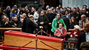 People pay their respect to Pope Francis inside St. Peter's Basilica, as Pope Francis lies in state, at the Vatican, April 25, 2025. REUTERS/Dylan Martinez