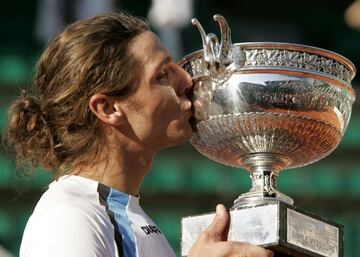 Puede que no fuera una de las finales de mayor calidad tenística, pero el duelo argentino que protagonizaron en 2004 Gastón Gaudio y Guillermo Coria fue apasionante. Coria era el gran favorito como demostraba su número 3 del ranking. Ganó los dos primeros sets con solvencia (6-0 y 6-3 en una hora de juego) y todo hacía indicar que ganaría el título. Pero después de ir 4-3 arriba en el tercer set y tener cerca la gloria, los nervios se apoderaron de él, hasta tal punto que empezó a sufrir terribles calambres. El argentino apenas podía poner la bola en juego con el servicio y Gaudio ganó el primer y único Grand Slam. La final más dramática.