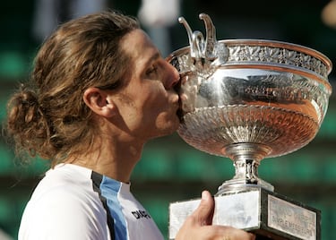 Puede que no fuera una de las finales de mayor calidad tenística, pero el duelo argentino que protagonizaron en 2004 Gastón Gaudio y Guillermo Coria fue apasionante. Coria era el gran favorito como demostraba su número 3 del ranking. Ganó los dos primeros sets con solvencia (6-0 y 6-3 en una hora de juego) y todo hacía indicar que ganaría el título. Pero después de ir 4-3 arriba en el tercer set y tener cerca la gloria, los nervios se apoderaron de él, hasta tal punto que empezó a sufrir terribles calambres. El argentino apenas podía poner la bola en juego con el servicio y Gaudio ganó el primer y único Grand Slam. La final más dramática.