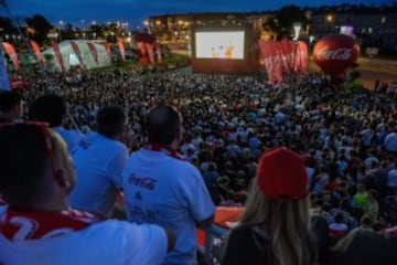 Seguidores polacos en la Fan Zone de Lublin, Polonia.