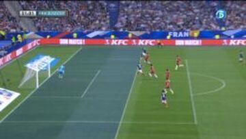 Benzema, en línea en el momento del pase.