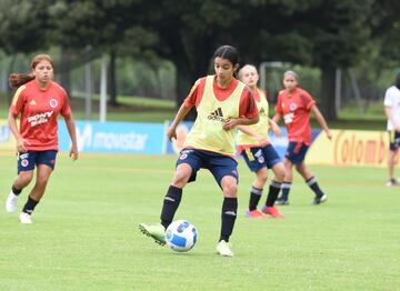 La Selección Colombia Femenina Sub 17 trabaja en Bogotá previo a su viaje a Uruguay, el próximo viernes 25 de febrero. El equipo nacional debutará en el Sudamericano ante Perú.