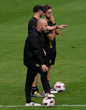 El entrenador del Racing, acompañado por sus ayudantes Pablo Álvarez y Enric Soriano, durante uno de los entrenamientos de la semana.