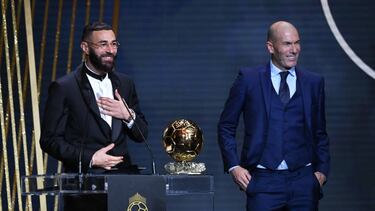 PARIS, FRANCE - OCTOBER 17: Karim Benzema (L) receives the Ballon d'Or award from Zinedine Zidane (R) during the Ballon D'Or ceremony at Theatre Du Chatelet In Paris on October 17, 2022 in Paris, France. (Photo by Aurelien Meunier/Getty Images)